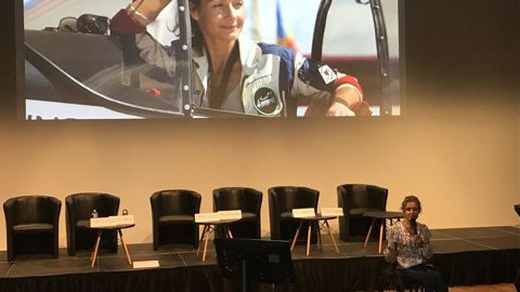 Le grand témoin de la journée Dorine Bourneton, première et seule femme pilote de haute voltige handicapée.©Yaël Haddad